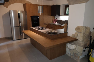 Large contemporary l-shaped eat-in kitchen in Other with an undermount sink, light wood cabinets, quartz benchtops, porcelain splashback, stainless steel appliances, a peninsula, grey floor and grey benchtop.
