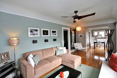 Minimalist living room photo in San Diego