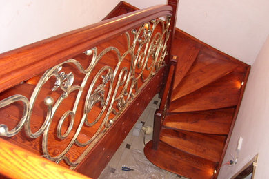 На фото: большая п-образная лестница в морском стиле с крашенными деревянными ступенями и крашенными деревянными подступенками