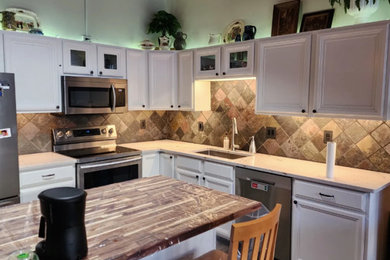 Example of a kitchen design in Grand Rapids