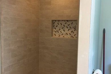 Imagen de cuarto de baño contemporáneo con paredes marrones, suelo multicolor y ducha abierta