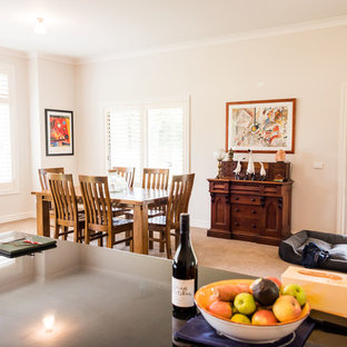 ジーロングの中サイズのカントリー風 LDKの画像 (ベージュの壁、カーペット敷き、ベージュの床)