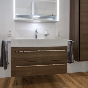 Badezimmer in Superwhite 3-D Dekor mit Holzfliesen kombiniert