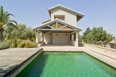 Diseño de casa de la piscina y piscina alargada campestre de tamaño medio rectangular con entablado