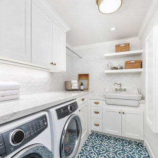 Foto de cuarto de lavado en L, de estilo de casa de campo, pequeño, con fregadero sobremueble, puertas de armario blancas, encimera de cuarzo compacto, paredes blancas, suelo de baldosas de cerámica, lavadora y secadora juntas, suelo azul, encimeras blancas y armarios estilo shaker