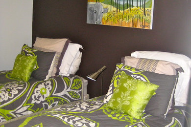 Small trendy guest carpeted bedroom photo in Chicago with brown walls and no fireplace