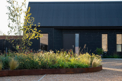 Large Contemporary Country Courtyard Garden