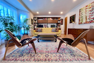 Minimalist living room photo in Chicago