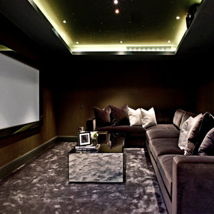 Idées déco pour une salle de cinéma contemporaine fermée avec un mur marron, moquette, un écran de projection et un sol gris.