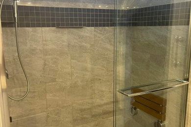 ボイシにあるお手頃価格の中くらいなコンテンポラリースタイルのおしゃれなバスルーム (浴槽なし) (オープン型シャワー、グレーのタイル、磁器タイル、引戸のシャワー) の写真