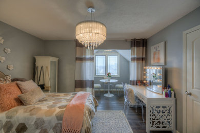 オマハにあるコンテンポラリースタイルのおしゃれな寝室 (グレーの壁、茶色い床、濃色無垢フローリング)