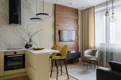 Пример оригинального дизайна: гостиная комната среднего размера, в белых тонах с отделкой деревом в современном стиле с бежевыми стенами, паркетным полом среднего тона, телевизором на стене, бежевым полом, панелями на части стены и акцентной стеной