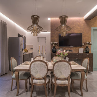 ハイデラバードのコンテンポラリースタイルのLDKの画像 (茶色い壁、グレーの床)