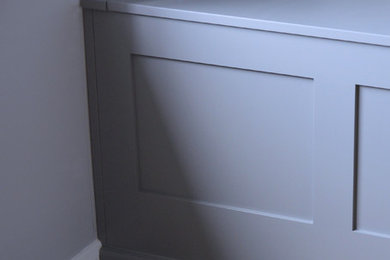 На фото: хозяйская спальня в классическом стиле с серыми стенами, темным паркетным полом и коричневым полом с