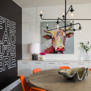 デトロイトのコンテンポラリースタイルのLDKの画像 (黒い壁、暖炉なし)