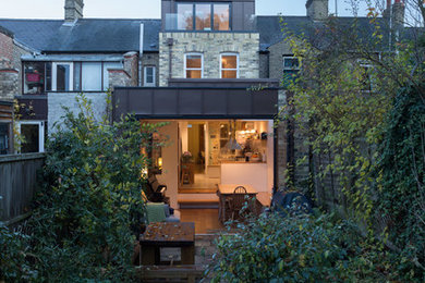 Стильный дизайн: маленький, трехэтажный таунхаус в стиле модернизм с комбинированной облицовкой, двускатной крышей и металлической крышей для на участке и в саду - последний тренд