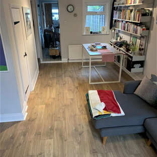 Inspiration för en liten funkis matplats med öppen planlösning, med vita väggar, laminatgolv och brunt golv