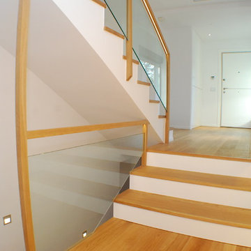 Escalera de madera y vidrio retroiluminada