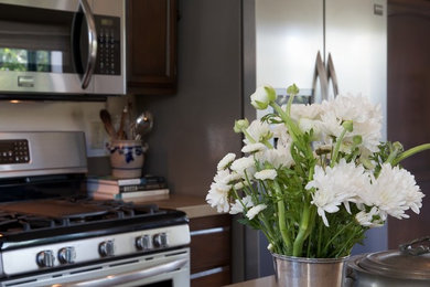 Kitchen - traditional kitchen idea in Los Angeles
