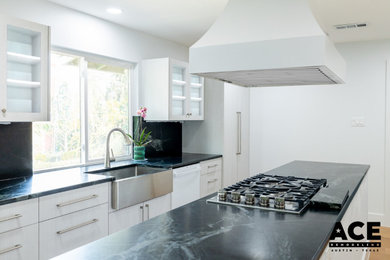 Example of a minimalist kitchen design in Austin