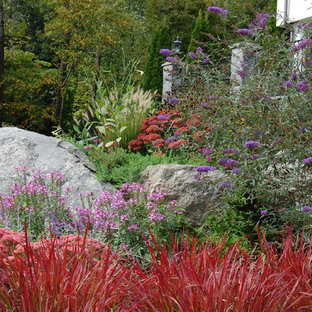 Exemple d'un jardin éclectique avec une pente, une colline ou un talus.
