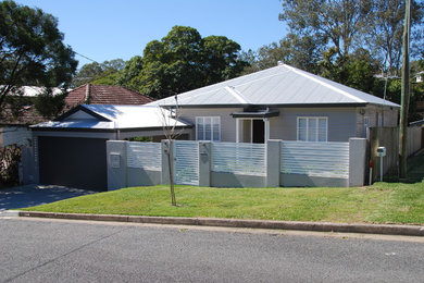 Example of a minimalist home design design in Brisbane