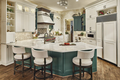 Idéer för att renovera ett mellanstort vintage vit vitt kök, med en rustik diskho, luckor med infälld panel, gröna skåp, bänkskiva i kvartsit, grått stänkskydd, stänkskydd i kalk, rostfria vitvaror, en halv köksö och brunt golv