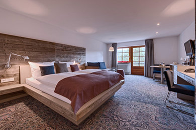 Landhausstil Schlafzimmer mit Teppichboden in Stuttgart