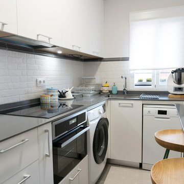 Cocina pequeña y blanca