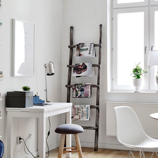 Idee per un ufficio scandinavo di medie dimensioni con pareti bianche, parquet chiaro, scrivania autoportante e nessun camino