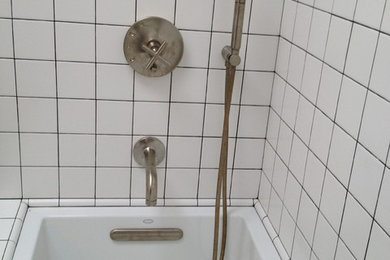 Bathroom - modern bathroom idea in Los Angeles