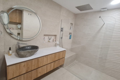 マラガにあるモダンスタイルのおしゃれな浴室の写真