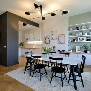 リヨンの北欧風 LDKの画像 (マルチカラーの壁、無垢フローリング、暖炉なし、茶色い床)