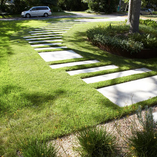 Mittelgroßer, Halbschattiger Retro Vorgarten mit Auffahrt, Gartenweg und Betonplatten in Austin