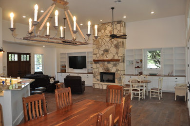 Example of a classic home design design in Austin