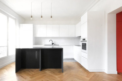 Trendy kitchen photo in Paris