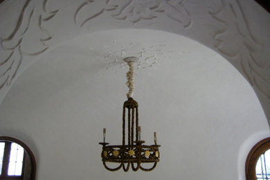 Example of a classic dining room design in Los Angeles
