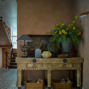 На фото: прихожая в средиземноморском стиле с бежевыми стенами с