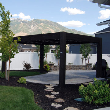 Family Size | Contemporary Style Louvered Roof Pergola