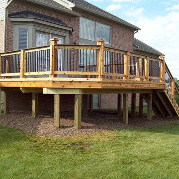 TREX TRANSCENDS VINTAGE LANTERN COLOR with cedar railing system