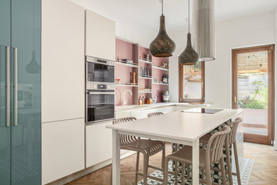 Immagine di una cucina bohémian chiusa