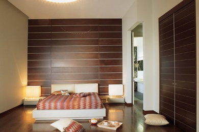 Свежая идея для дизайна: спальня в современном стиле с белыми стенами, темным паркетным полом и коричневым полом - отличное фото интерьера