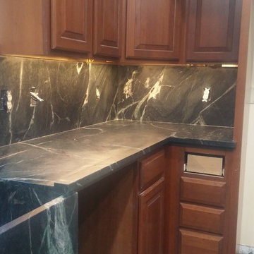 Cinza Verde Kitchen with Soapstone Tiles