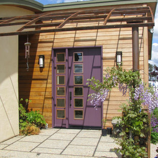 サクラメントの片開きドアコンテンポラリースタイルのおしゃれな玄関ドア (紫のドア) の写真