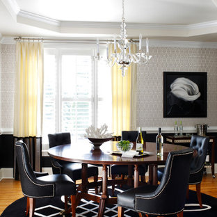 アトランタの中サイズのコンテンポラリースタイルのLDKの画像 (マルチカラーの壁、無垢フローリング、暖炉なし)