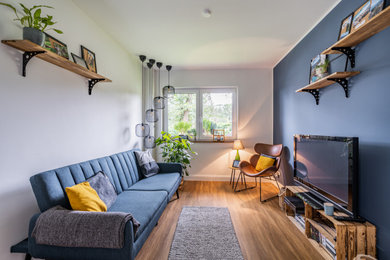 Mittelgroßes Modernes Gästezimmer mit blauer Wandfarbe, Linoleum und braunem Boden in Berlin