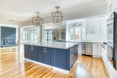 Example of a minimalist kitchen design in New York