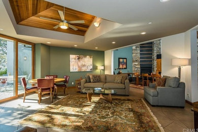 Offenes Modernes Wohnzimmer mit grüner Wandfarbe, Porzellan-Bodenfliesen und braunem Boden in San Luis Obispo