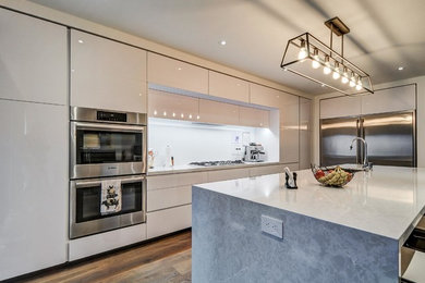Example of a minimalist kitchen design in Toronto