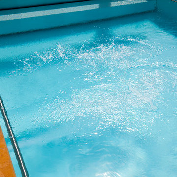 Schwimmbad mit Stein Überlaufrinnen